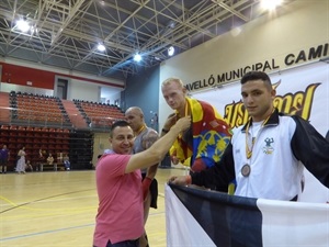 El nuciero Bradley Burrage recibió la medalla de oro de manos de Sergio Villalba