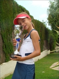 Lucia Llinares mordiendo su trofeo