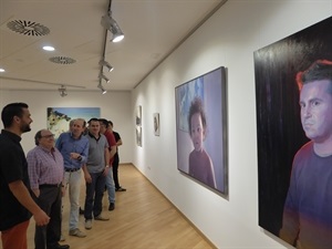 Los 5 artistas explicando la exposición a Pedro Lloret, concejal de Cultura
