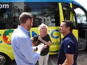 Un servicio diario de autobús que conecta el muncipio con el aeropuerto de Alicante, tanto de ida como vuelta, por un precio de 15 euros por trayecto.