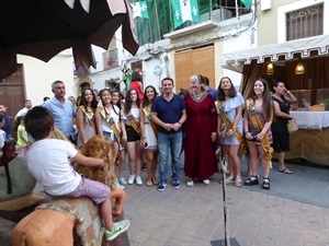 La reina y damas 2015 junto a Elvira Geurts, AMATA, Bernabé Cano, alcalde de La Nucía y Cristóbal Llorens, concejal de Fiestas