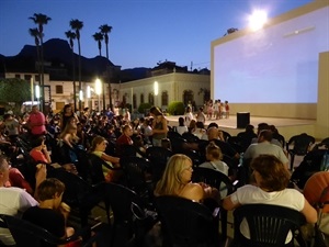 Más de 600 personas asisten cada jueves a las sesiones al aire libre del Cine Estival Familiar