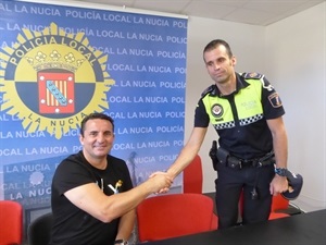 Bernabé Cano, alcalde de La Nucía, saludando a uno de los agentes que participaron en la detención