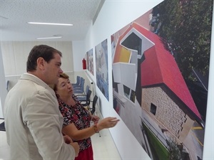 El arquitecto José Luís Campos conversando con una de las usuarias de "La Casilla"
