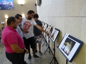 Los tres premiados junto al concejal Pepe Cano, visitando la exposición