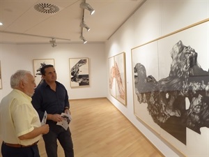 Azorín explicando la exposición "Arrels i Mans" a Bernabé Cano, alcalde de La Nucía