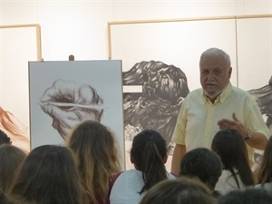 Durante una hora Azorín explicó un resumen de su técncia y obra a los alumnos del IES La Nucía