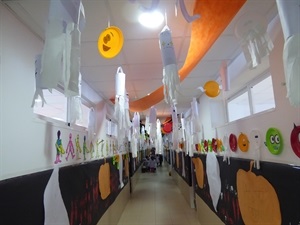 El Túnel del terror ha sido decorado con manualidades elaboradas por los propios alumnos del centro educativo
