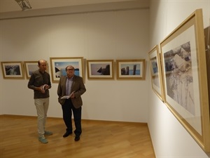 Francesc Sempere, director Auditori y Pedro Lloret, concejal de Cultura, visitando la exposición