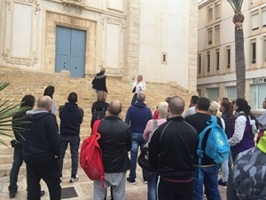 Los participantes en esta visita turística en la escalinata de la plaça Major