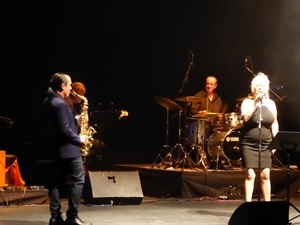 La cantante Nancy Creo junot a Román Rodríguez en un momento de la actuación