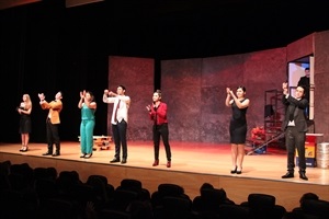 Los actores de Gaudint Teatre saludando al público sobre el escenario del Paranimf de la UA