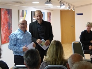 El compositor Juan Francisco Tortosa explicó su obra "Mediterrània", que se entrenó en el concierto, junto a Francesc Sempere, director de l'Auditori