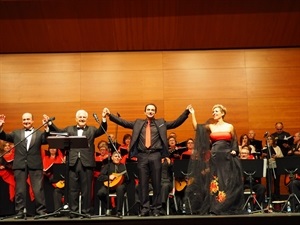 Juan Carlos Vázquez, director Orfeón Alicante y solistas saludando al final del concierto