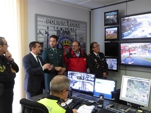 Visitando la sala de cámaras de control del tráfico de La Nucía