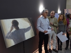 El ganador del Certamen Héctor Dols explicando su cuadro junto a Francesc Sempere, director Auditori y Esperanza Puerta, concejala de Igualdad