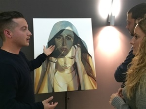 Adrián Cerezo explicando su cuadro "Revelación" a Esperanza Puerta, concejala de Igualdad