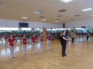 Bailarinas profesionales del Ballet Estatal de Georgia dirigieron esta clases