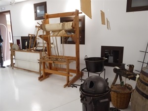 El telar se ha ubicado en una de las salas del Museo Etnológico José Soler del CEM Captivador
