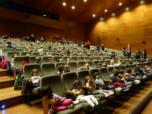 Alumnos de cinco centros escolares han disfrutado de esta representación de teatro infantil en valenciano