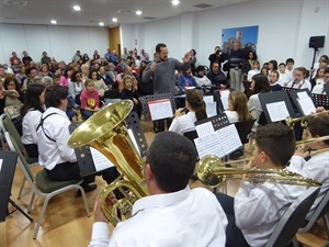 Walter López dirigiendo la Banda de l'Escola de Música de la UM La NUcía