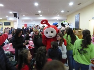 Personajes Infantiles visitaron la VI Feria Solidaria de Navidad
