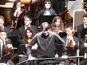 Francisco Maestre, director de la OJPA, y toda la orquesta recibieron una ovación de varios minutos en l'Auditori