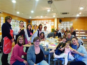 El I Taller de Cocina Juvenil reunió a más de 15 madres e hijos en el Centre Juvenil