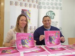 Eva Naranjo, concejala de Comercio y Daniel Micciullo, Vocal de la Junta Directiva de AECNU, presentaron la campaña de San Valentín en el Local de Asociaciones