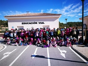 150 escolares del colegio L'Ermita de Villajoyosa participaron en las clases de Educación Vial impartidas por la Policía Local en el PIT (Parque Infantil de Tráfico) de la CIutat Esportiva