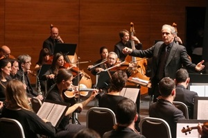 Yaron Traub dirigiendo a la orquesta de Cámara en l'Auditori
