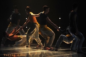 8 bailarines participan en esta producción de danza contemporánea