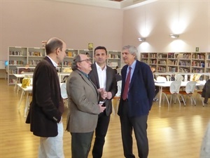 El doctor Llopis junto a Bernabé Cano, alcalde de La Nucía, Pedro Lloret, concejal de cultura y Francesc Sempere, director Auditori.