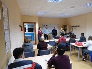 Bernabé Cano, alcalde de La Nucía y Sergio Villalba, concejal de Educación visitando una de las clases de ESO de Escuela de Adultos