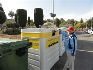 Un vecino utilizando el contenedor para Envases