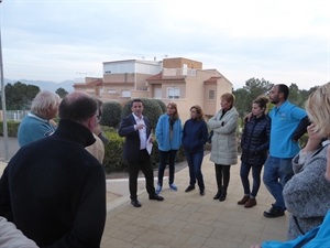 Bernabé Cano, alcalde de La Nucía, explicando a los vecinos de la Urb. Kristal las actuaciones municipales para 2017