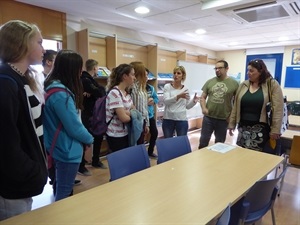 Mª Jesús Jumilla, concejal de Juventud, explica a los alumnos la funciones de la Sala de Estudio- Biblioteca