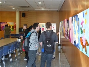 Los alumnos del IES La Nucía visitando la Sala de Exposiciones