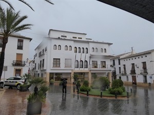 Vista del Ayuntamiento esta mañana durante las lluvias de hoy lunes 13 de marzo
