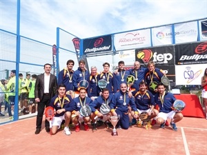 El Club de Pádel Damm Star Vie Collado Mediano con su trofeo de campeón junto a Bernabé Cano, alcalde de La Nucía