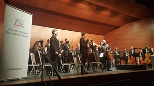 El violinista Vicente Huerta recibe las felicitaciones tras su brillante interpretación