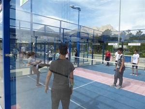 Los alumnos disfrutaron del novedoso 'Pádbol' de la Ciutat Esportiva