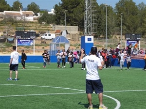El campo de fútbol acogió múltiples actividades coordinadas por los monitores del Colegio Lope de Vega (Benidorm)