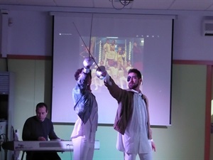 Esta mañana se representaron algunas escenas del musical infantil "D'Artagnan y los 3 Mosqueteros" en el Colegio Sant Rafel