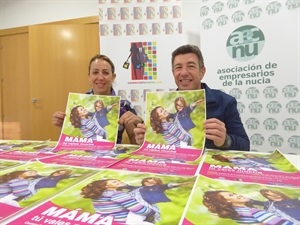 Juan Andrés Montiel, pte. AECNU y Eva María Naranjo, concejala Comercio, en la presentación de la campaña