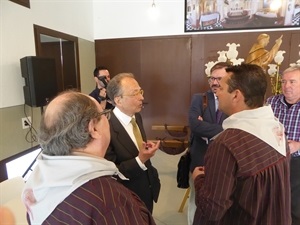 Gil Olcina conversando con Bernabé Cano,  tras concluir la conferencia