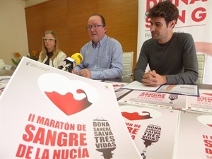 Manuel Alcalá, concejal Sanidad, esta mañana en la presentación del II Maratón junto a Alfonso Parra y Encar Martínez, miembros del Centro Transfusiones de la Comunidad Valenciana