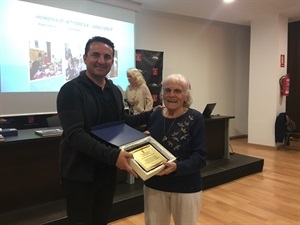 María Teresa García Moreno recibe una placa de Bernabé Cano, alcalde de La Nucía, en su homenaje en 2017, tras 16 años al frente de la Asociación