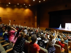 L'Auditori se llenó de público escolar para estas dos funciones de teatro en inglés