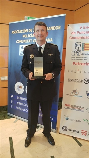 Javier Burrueco, jefe de la Policía Local de La Nucía, con el premio de buenas prácticas de la UNIJEPOL
